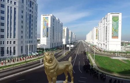 У Туркменістані відкрили позолочений 15-метровий пам'ятник алабаю (ВІДЕО)