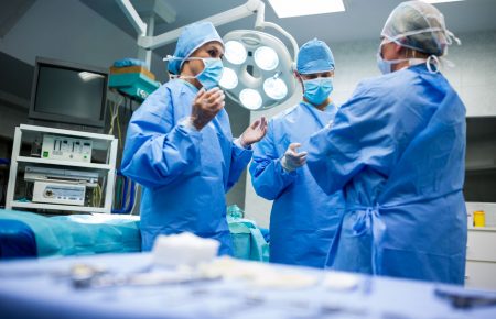 Онкологическая патология относится к неотложной помощи — хирург об операциях во время карантина