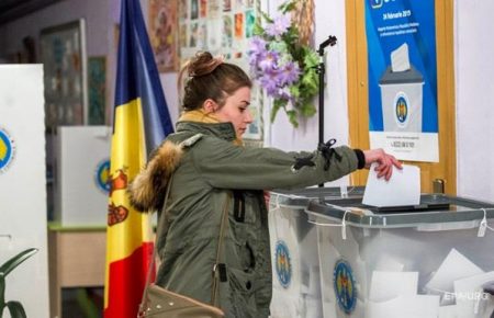 На виборах у Молдові, за попередніми опитуваннями, на першому місці — чинний президент Додон