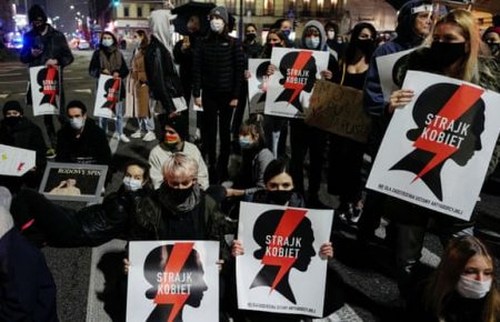 Через протести у Польщі відклали публікацію та виконання рішення суду про заборону абортів