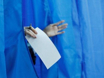 В Ужгороді виборець відмовився голосувати, бо в бюлетені не було графи «проти всіх» В Ужгороді виборець відмовився голосувати, бо в бюлетені не було графи «проти всіх»