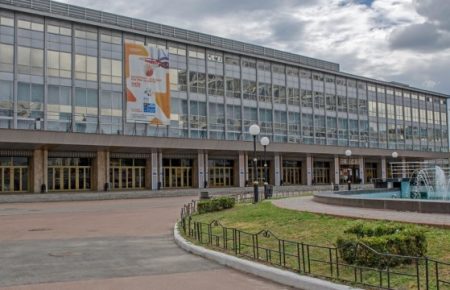 В киевском Дворце спорта начинают разворачивать полевой госпиталь для больных COVID-19