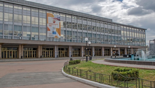 В киевском Дворце спорта начинают разворачивать полевой госпиталь для больных COVID-19