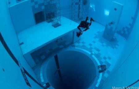 В Польше открыли 45-метровый бассейн, самый глубокий в мире (видео)