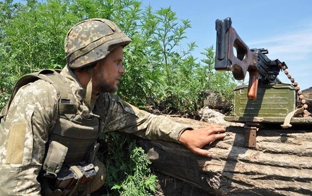 На Донбасі українські військові збили дрон бойовиків