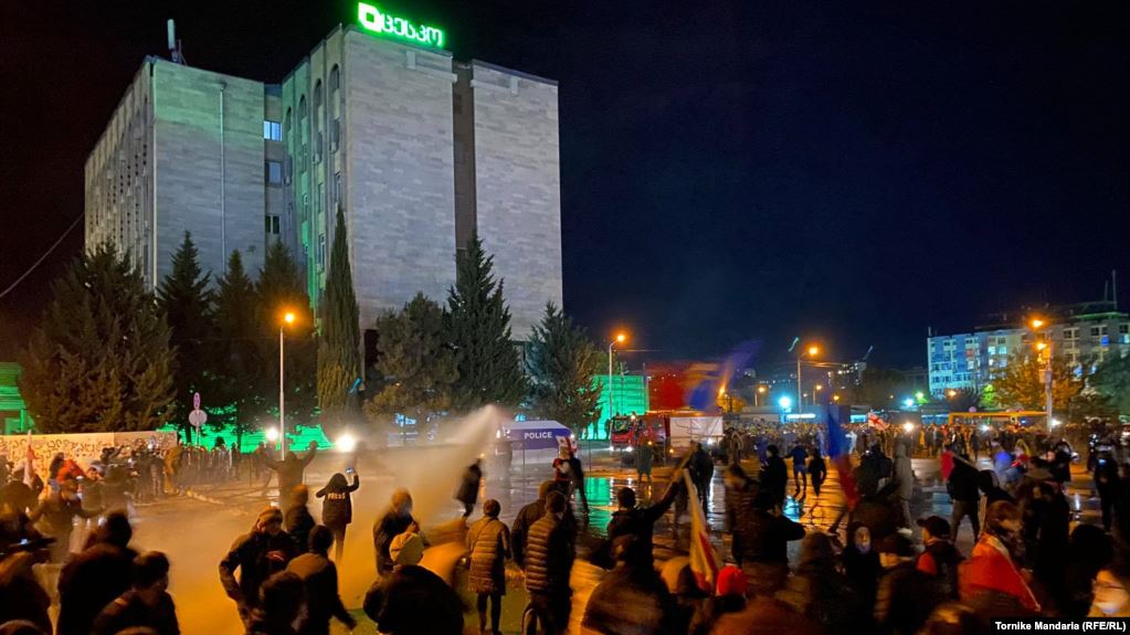 Акції протесту у Грузії: проти мітингарів застосували водомети