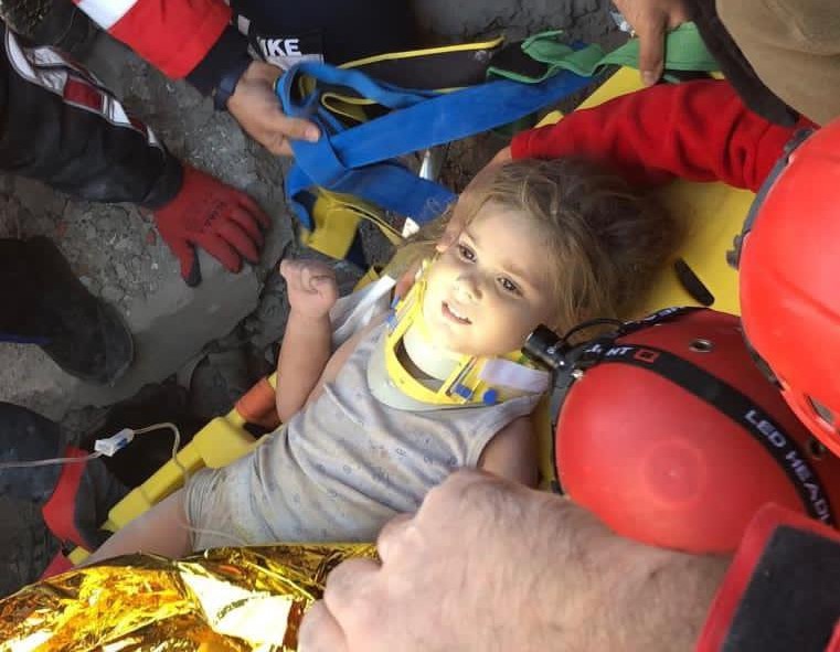 У Туреччині через 91 годину після землетрусу рятувальники витягли з-під завалів 4-річну дівчинку