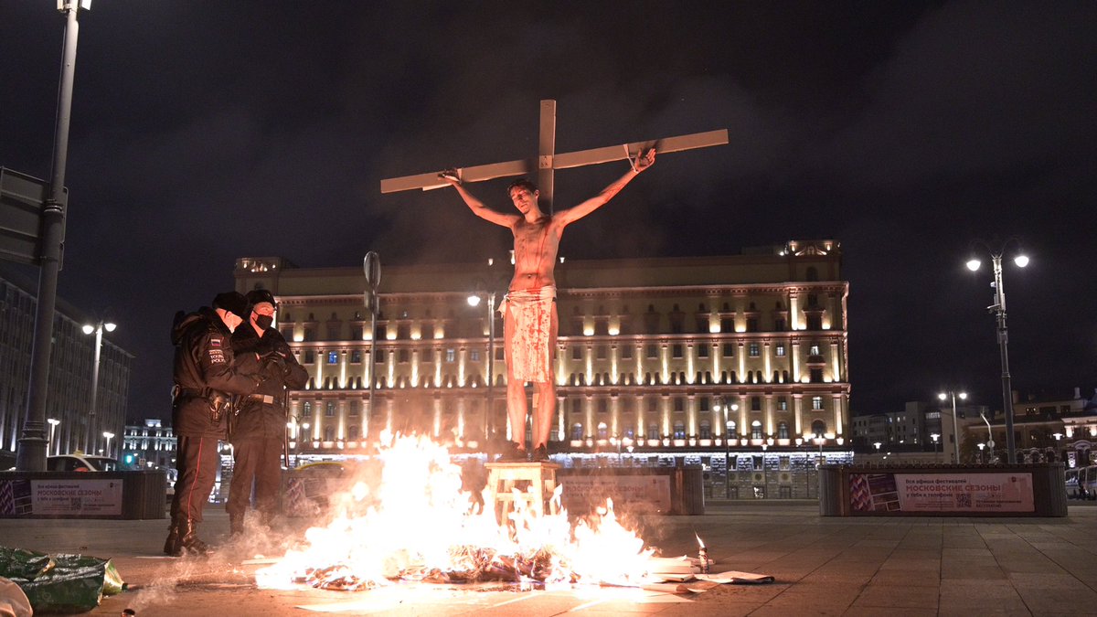 У Москві активіст в образі Ісуса, розіп'ятого на хресті, влаштував акцію на підтримку політв'язнів (відео)