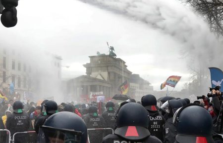 В Берлине во время коронавирусных протестов полиция применила водометы и задержала 190 человек