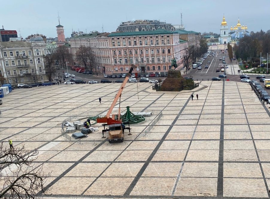 На Софійській площі встановлюють каркас для головної ялинки країни