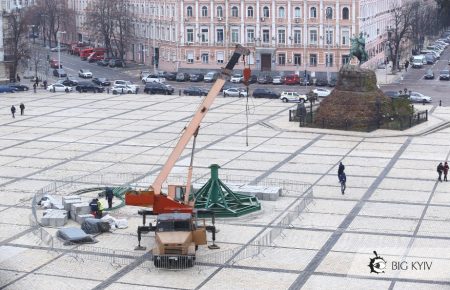 На Софийской площади устанавливают «стакан» для главной елки страны