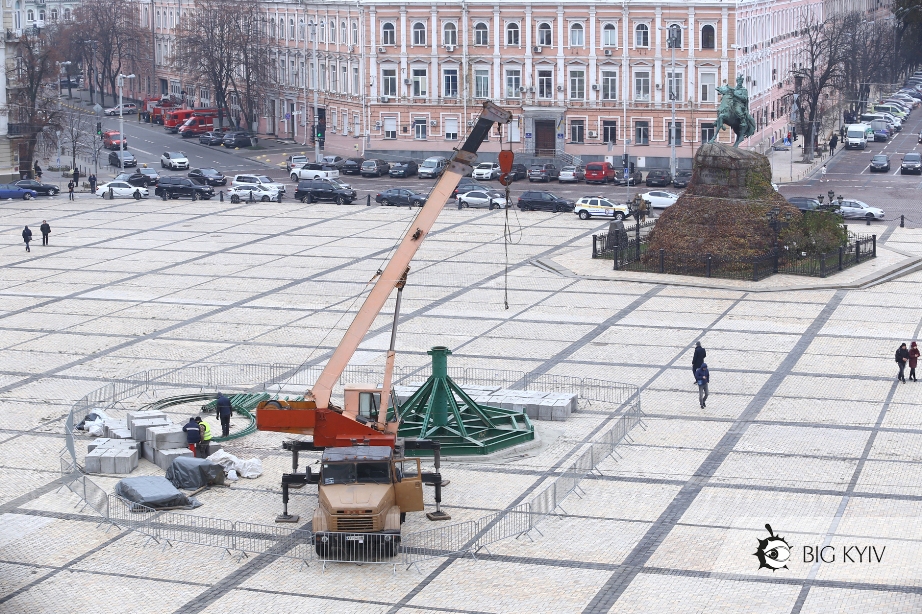 На Софийской площади устанавливают «стакан» для главной елки страны