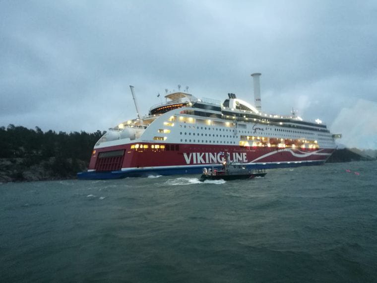 Через шторм біля берегів Фінляндії сів на мілину пором із понад 300 пасажирами на борту