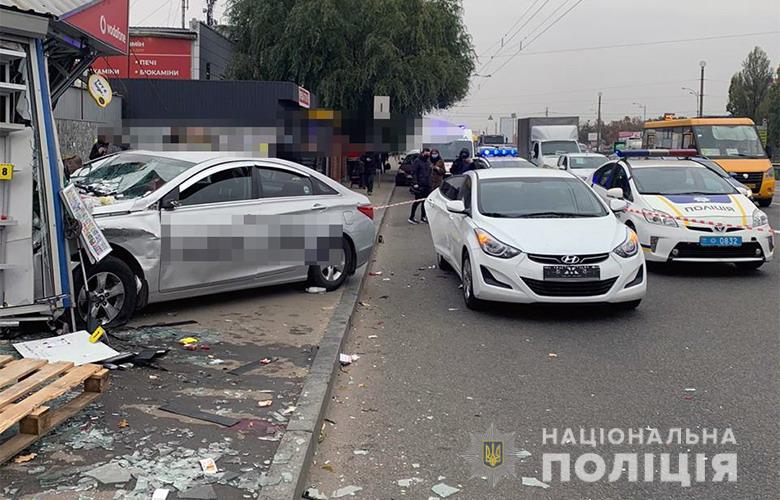 Водія таксі, який збив людей на зупинці у Києві, арештували на два місяці