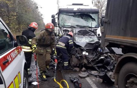 ДТП на Черкасчине: легковую машину зажало между грузовиками, погибли люди — ГСЧС