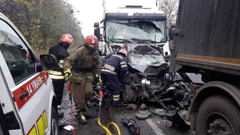 ДТП на Черкасчине: легковую машину зажало между грузовиками, погибли люди — ГСЧС