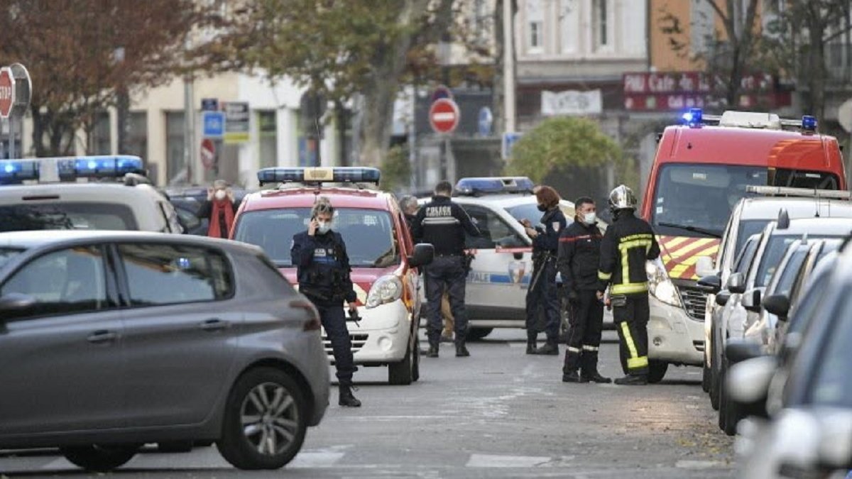 Підозрюваного у нападі на священника у Ліоні звільнили з-під варти