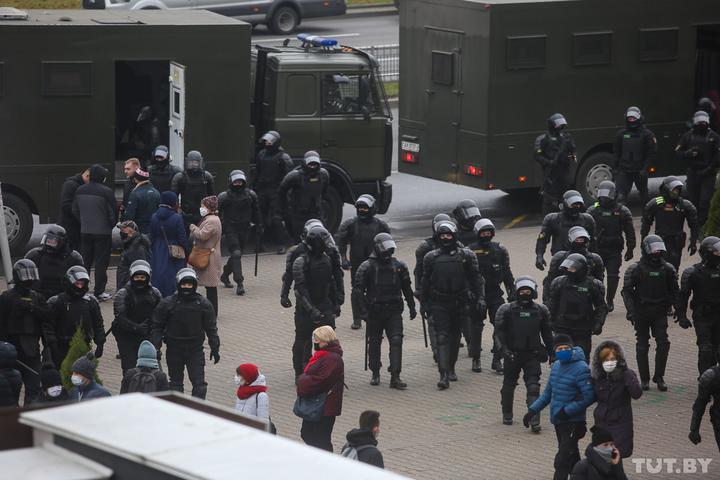 Протестна неділя у Білорусі: щонайменше 40 людей затримали, силовики застосовують світлошумові гранати