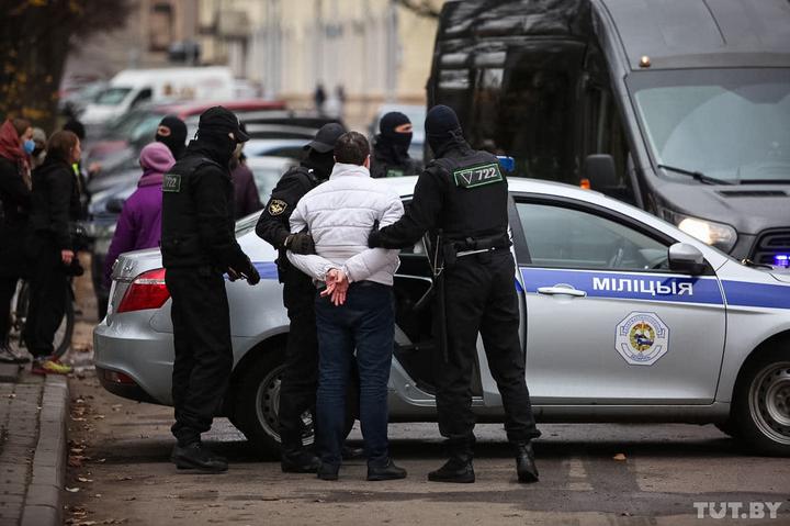 Сегодня на многотысячных протестах в Минске задержали уже около 100 человек