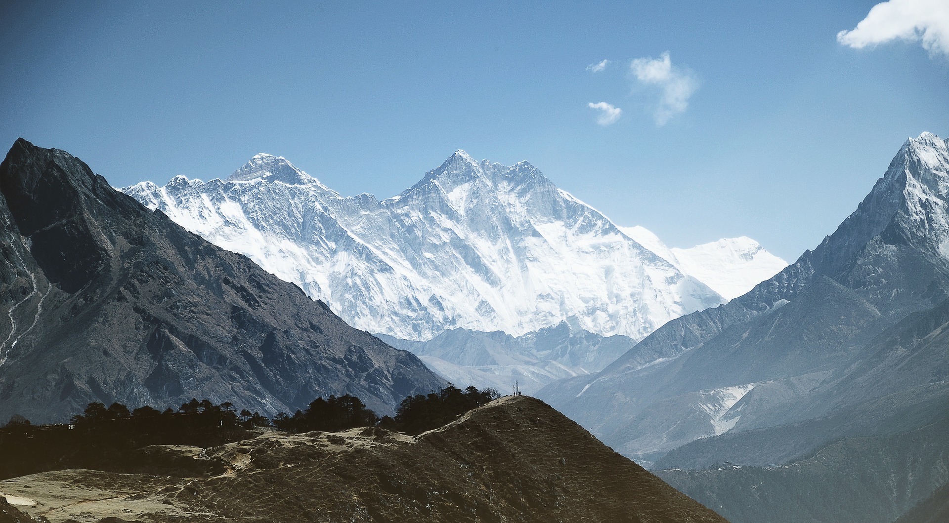 На Евересті виявили забруднення снігу і талих вод мікропластиком