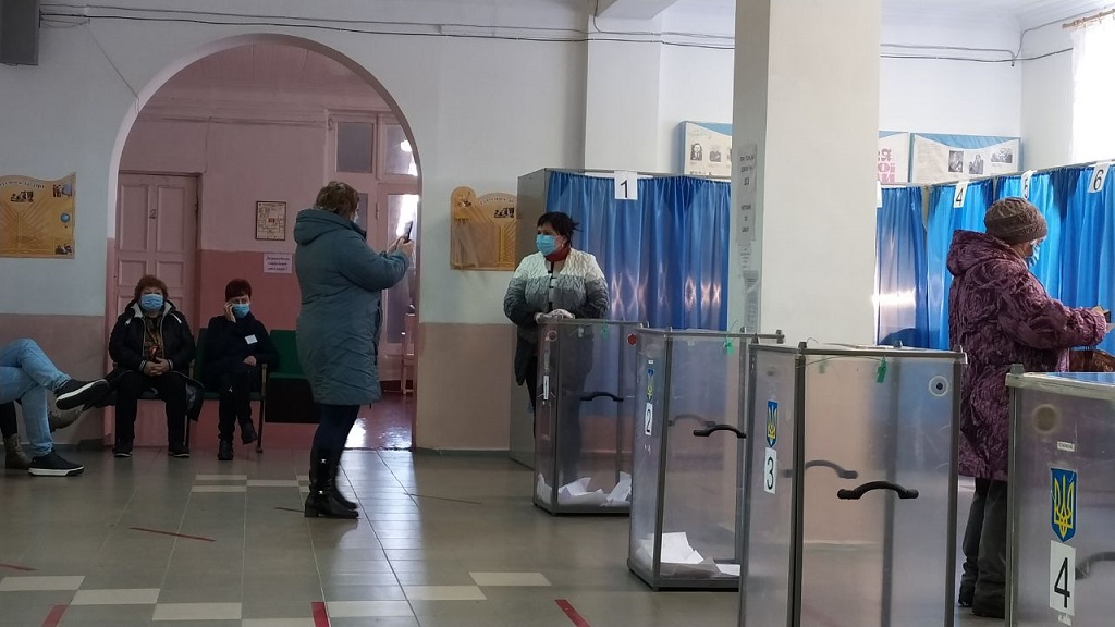 В Славянске избиратели фотографируются возле избирательных урн, чтобы поучаствовать в розыгрыше iPhone 12 — ОПОРА