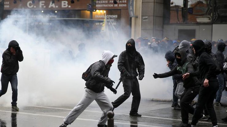 У Парижі на акції протесту почалися заворушення