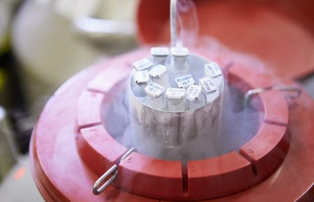 Рідкий азот в дьюарі: професор розповів, як можуть доставляти та зберігати вакцину від коронавірусу