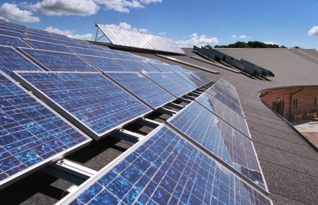 На 65 об'єктах Луганщини та Донеччини встановлять сонячні панелі