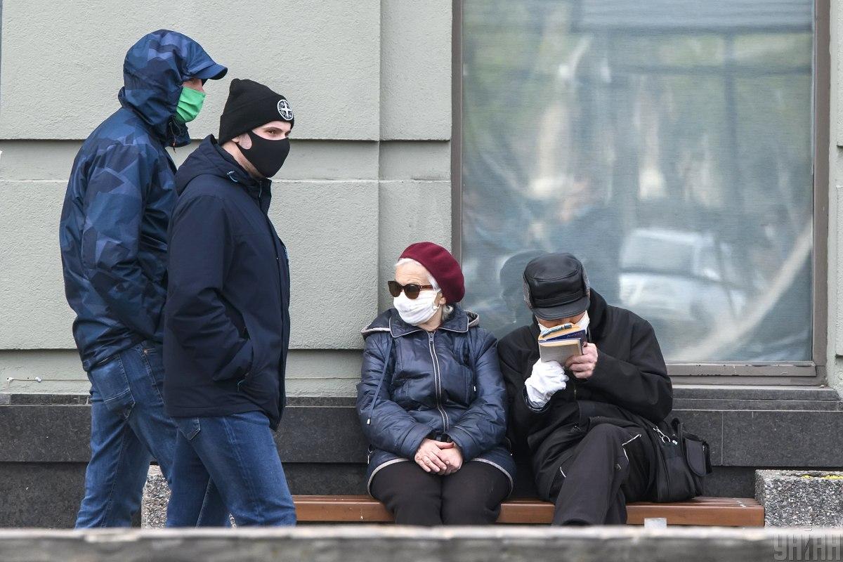 Запрет массовых мероприятий и специальное время для пенсионеров: Минздрав будет рекомендовать правительству усилить карантин в Украине