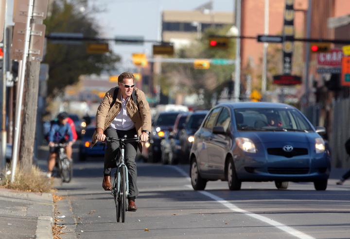 Велосипедисти зможуть їздити смугою громадського транспорту лише після змін ПДР — Шаповалов