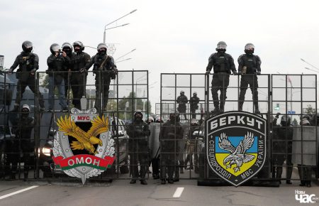 У Мінську серед ОМОНівців, які розганяють мирні протести, помітили українських ексберкутівців