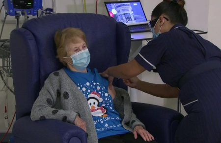 Первую вакцину в мире от COVID-19 получила 90-летняя женщина из Великобритании