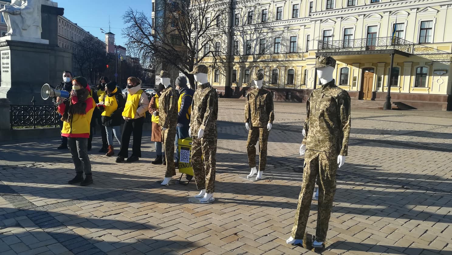 На Михайлівській площі влаштували акцію солідарності з військовослужбовицями проти сексуальних домагань