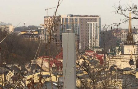 Таинственный «монолит» нашли на Замковой горе в Киеве, люди шутят про «новый украинский оберег» (фото)