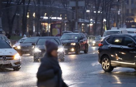 «Гальмуйте тільки на прямих ділянках дороги»: в Укравтодорі пояснили водіям, як не втратити контроль над авто на слизькій дорозі