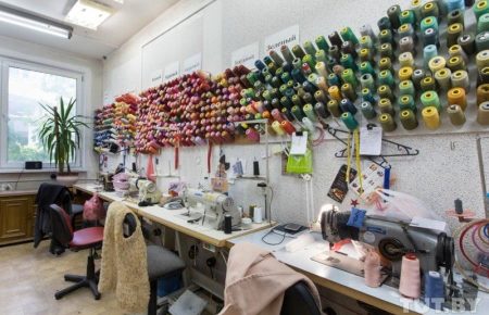 Безкоштовний ремонт одягу та шиття постільної білизни: у Черкасах облаштовують громадську майстерню