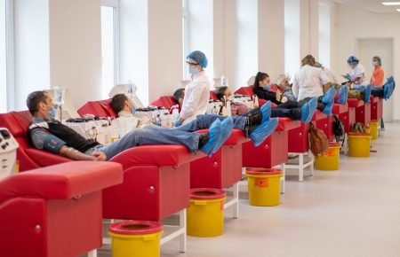 Черкаські студенти стали донорами крові, щоб купити іграшки для дітей з обласного онкодиспансеру