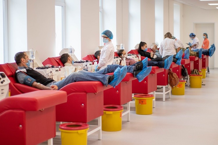 Черкаські студенти стали донорами крові, щоб купити іграшки для дітей з обласного онкодиспансеру
