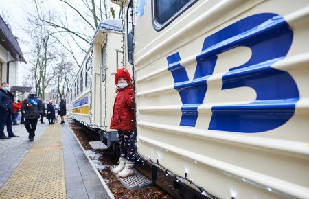 У Києві дитяча залізниця запустила святковий «Полярний експрес» (фото)
