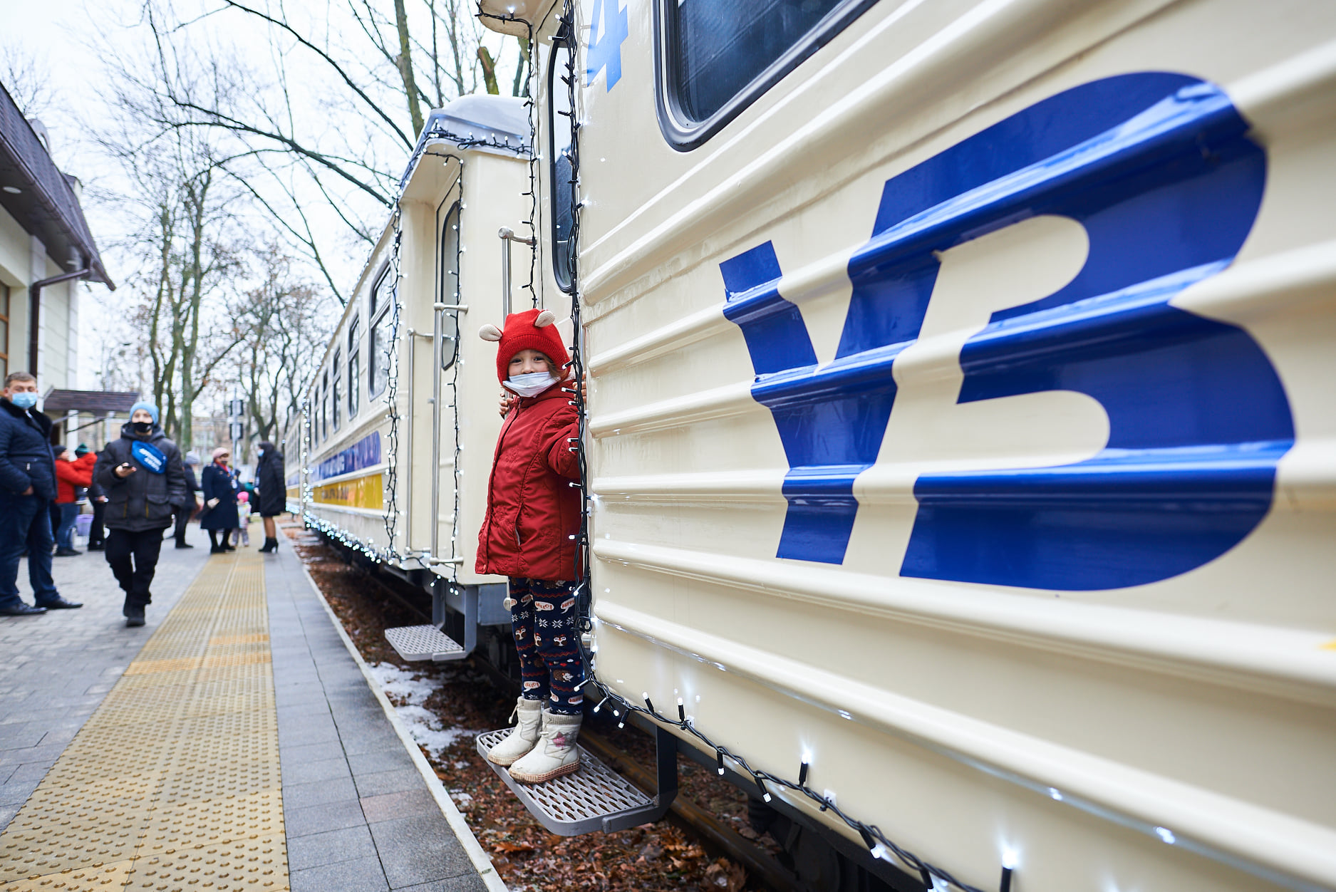 У Києві дитяча залізниця запустила святковий «Полярний експрес» (фото)