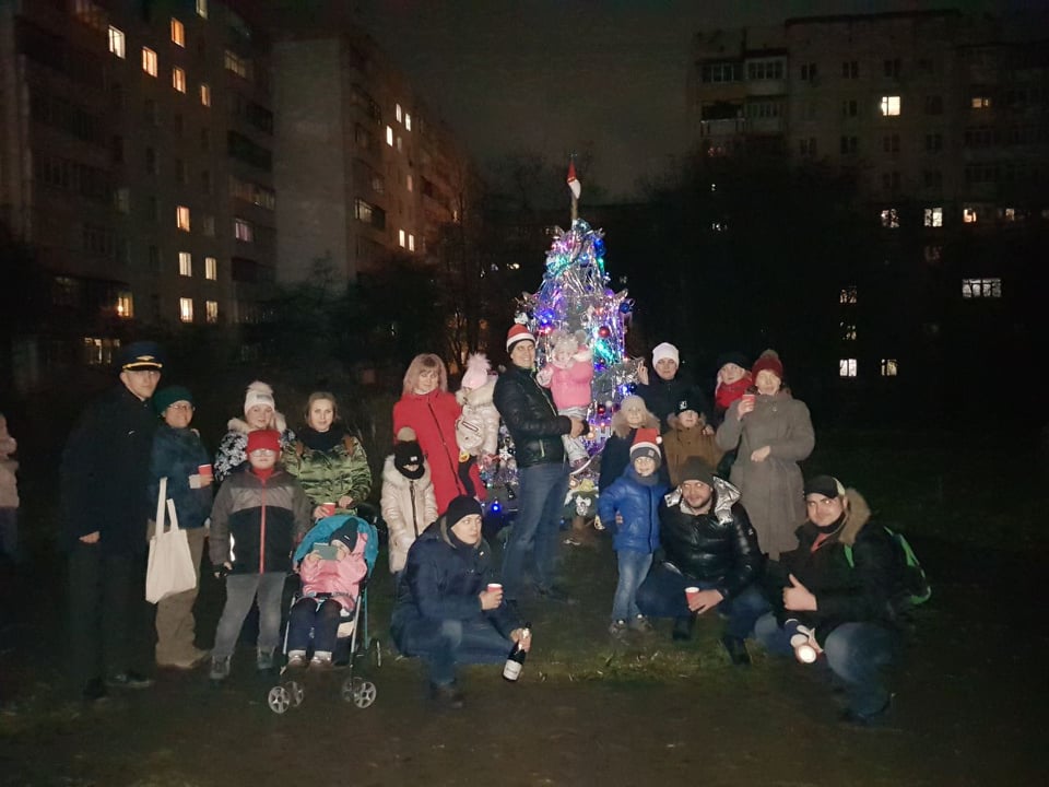 В Черновцах жители одного из микрорайонов посадили и украсили новогоднюю елку самостоятельно (фото)