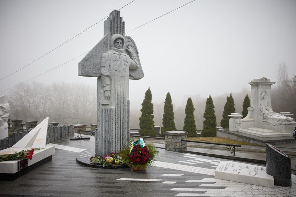 В Киеве открыли памятник первому украинскому космонавту Леониду Каденюку (фото)