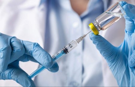 У РНБО назвали терміни вакцинації проти COVID-19 в Україні