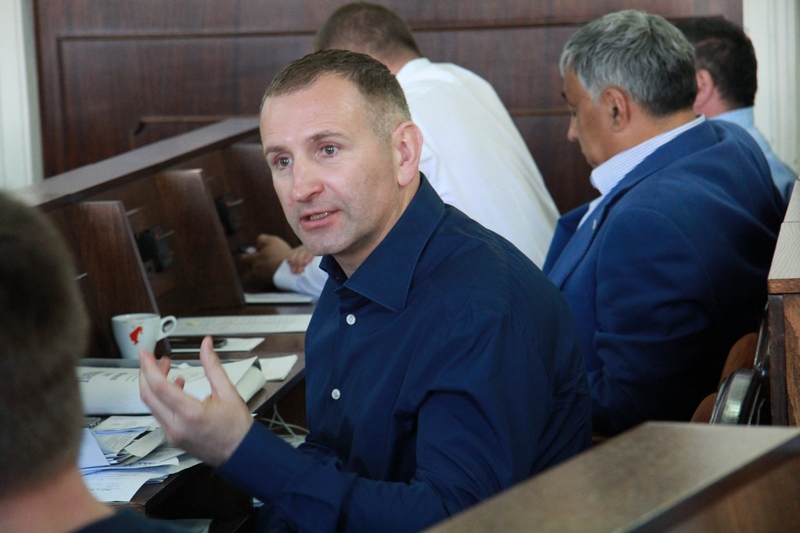 «Тисяча Михайлішина»: у Чернівцях утворилися черги за виплатами від кандидата, який програв вибори