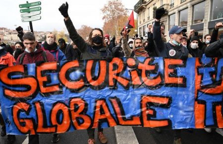 У Парижі проходить масова акція протесту: поліцейські затримали щонайменше 80 учасників