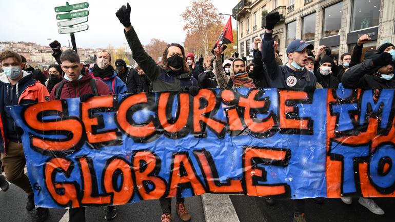 У Парижі проходить масова акція протесту: поліцейські затримали щонайменше 80 учасників