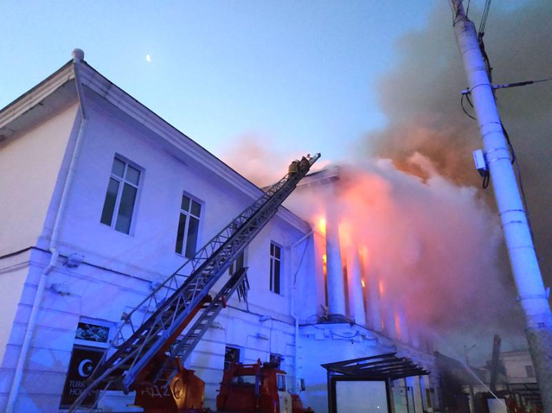 У Полтаві горить історична будівля кінотеатру Котляревського (ВІДЕО)