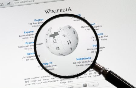 Вікіпедія при всій своїй наповненості різними статтями не є енциклопедією про всіх — дописувачка Вікіпедії