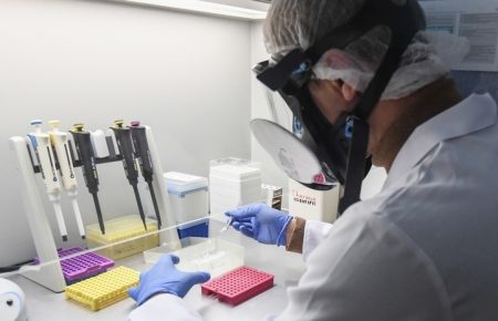 У США визнали безпечною COVID-вакцину від Moderna