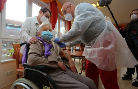 У Німеччині першою від коронавірусу вакцинували 101-річну жінку — Bild